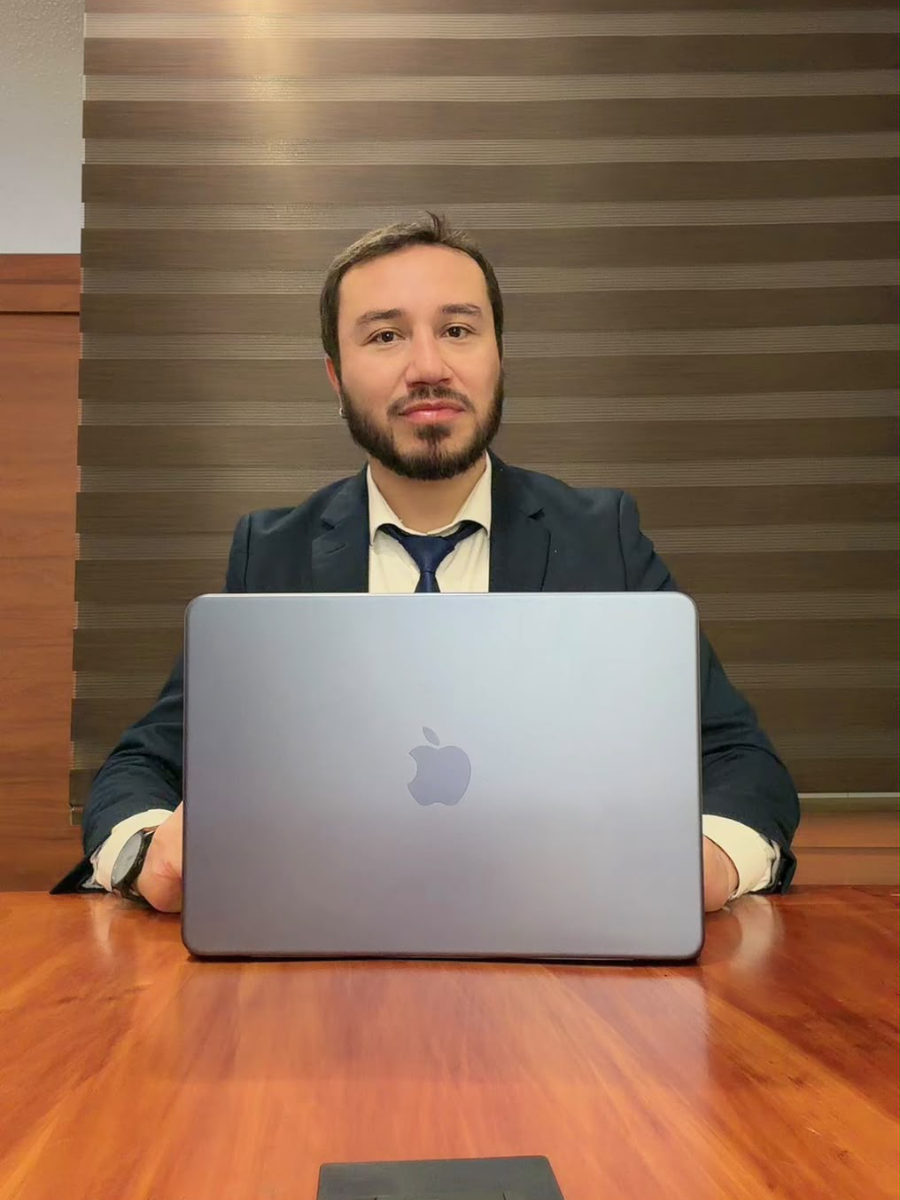 Ab. David Tamayo Hinojosa en su mesa de trabajo