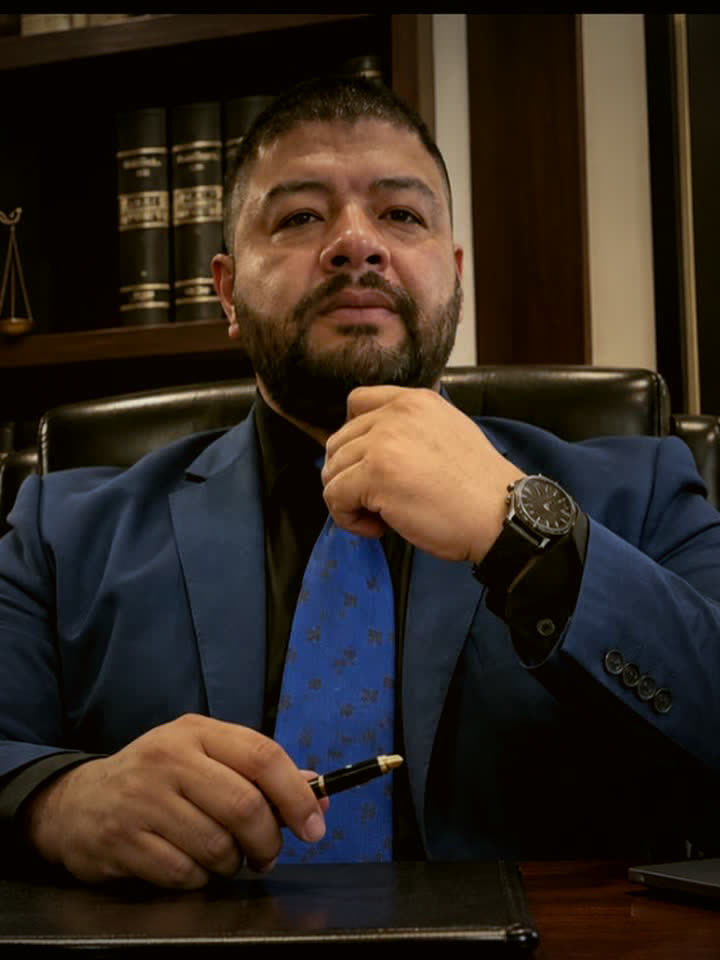 Ab. Víctor Salinas Angulo, socio de IMPERVICTA